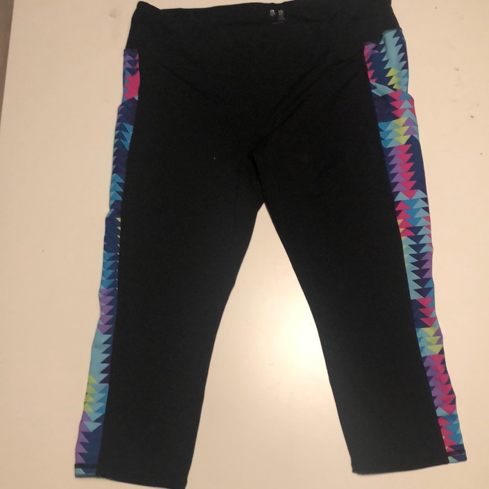 XL Gap Fit Capri Leggings with Bright Detail
